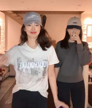 美女撅屁股图片(杨彩钰晒与闺蜜辣舞视频，扭腰撅屁股舞蹈性感，身后豪宅太吸睛)