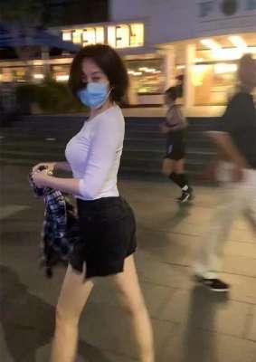 骚气性感美女(许晴的臀、余男的唇、朱珠的腰，这3位中年女星性感起来简直要命)