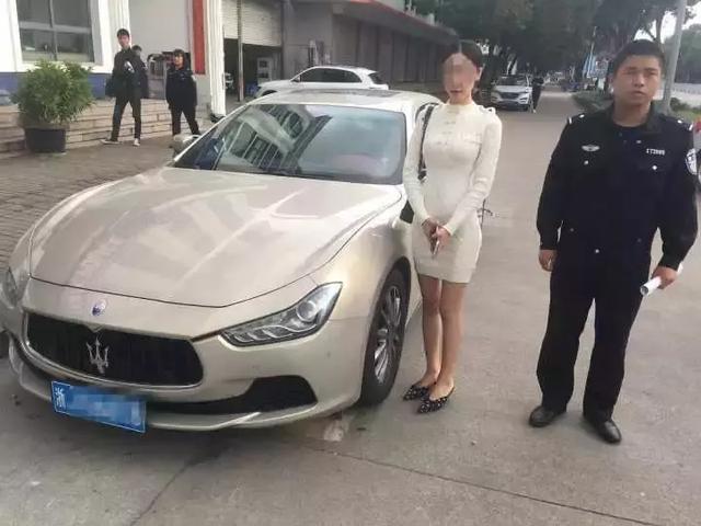 想红想疯了！台州美女主播往斑马线一趴，拍起抖音“炫富”