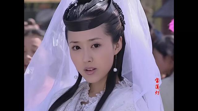 两部宝莲灯嫦娥的扮演者，如今一人退圈，一人还在继续活跃