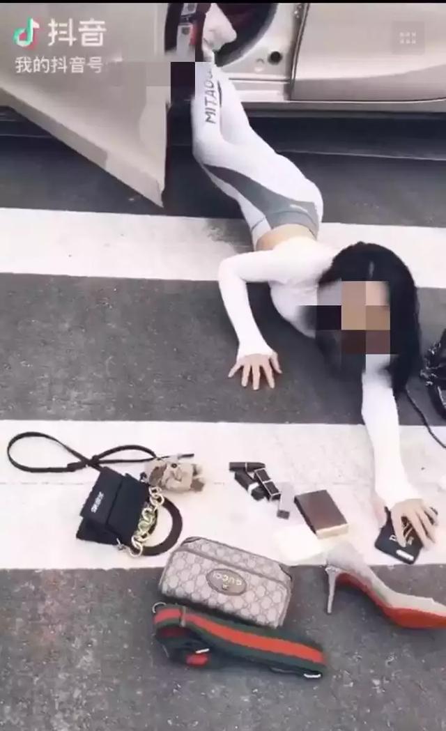 想红想疯了！台州美女主播往斑马线一趴，拍起抖音“炫富”