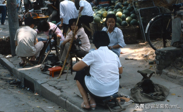 卑鄙龌龊老照片：青楼女子妖娆多姿，妇女露胸喂奶被孩子撕扯衣服