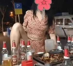 美女醉酒(美女醉酒后霸气外露，叉开裙子脚踩酒桌，网友：这谁敢要)