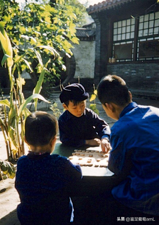 卑鄙龌龊老照片：青楼女子妖娆多姿，妇女露胸喂奶被孩子撕扯衣服