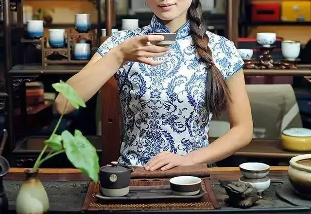 茶艺照美女(穿旗袍泡茶的女子，美得让人心醉)