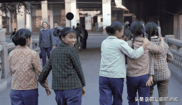 卑鄙龌龊老照片：青楼女子妖娆多姿，妇女露胸喂奶被孩子撕扯衣服