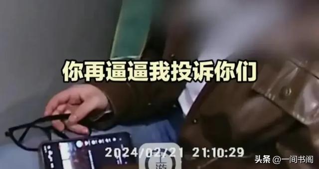 将来要吃大亏！众目睽睽，女子抓挠乘警，在被带离过程中突然袭击