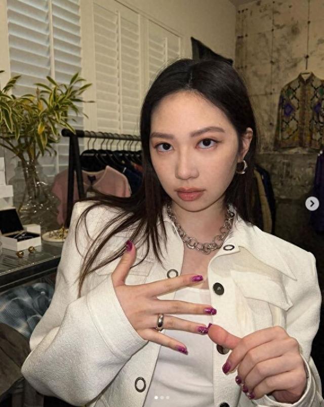 甄子丹19岁女儿「深V低至胸下」罕露性感！　登奢华名媛晚会献唱