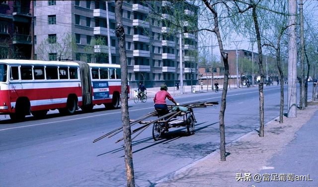 卑鄙龌龊老照片：青楼女子妖娆多姿，妇女露胸喂奶被孩子撕扯衣服