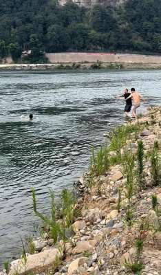 美女玩滑水冲掉内裤(不会游泳仍跳水救人？射洪90后小伙这波操作亮了)