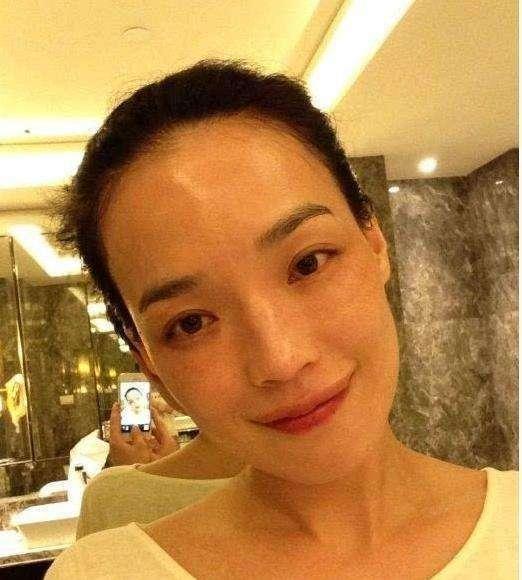 女星素颜照惊喜还是惊吓？她实诚到没有眉毛，连眼睫毛都没一根！