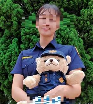 警察挠美女脚心图(台湾女警察“下海”，更多尴尬细节曝光)