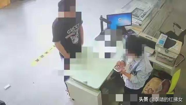 男子不满女友提分手，闯工位强脱女友裤子泄愤，警方：电话被打爆