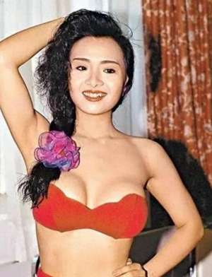 大胆漏pp美女(港圈第一大尤物尺度写真，叶子楣，辣露侧乳， 半球掉出，太辣眼)