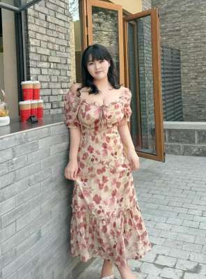 美女冰淇淋(碎花裙美女冰淇淋店拍摄写真，感受夏日的清新魅力)