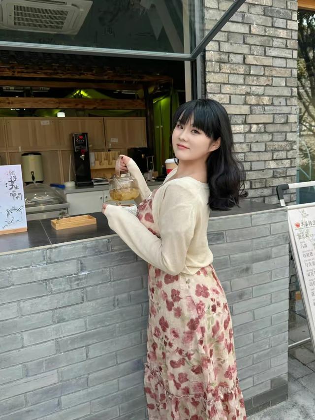 碎花裙美女冰淇淋店拍摄写真，感受夏日的清新魅力！