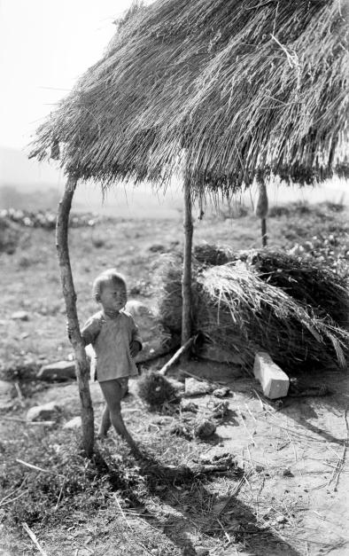 一组1930年代的农村老照片，光屁股男孩和笑容灿烂的年轻农妇