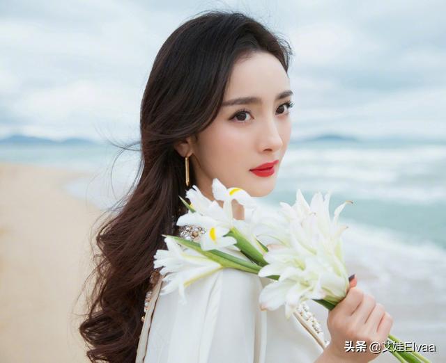 杨幂独自游海边“好奔放”，光脚穿公主裙嫩成少女，电线腿太抢镜