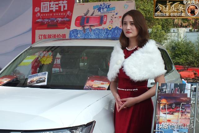 湖北宜昌：美女与汽车；四位美女“护驾”宝骏530汽车