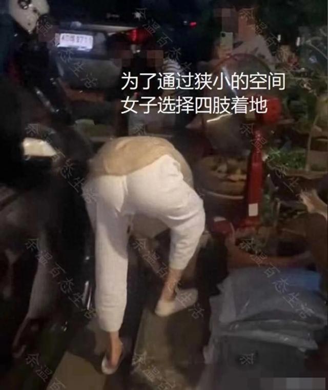 女子喝醉在街上尽出洋相，四肢爬行撅臀朝天，闺蜜不管还笑着拍照