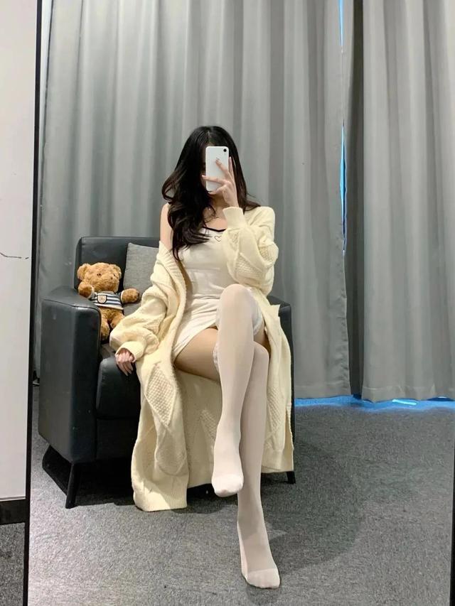 白丝袜美女