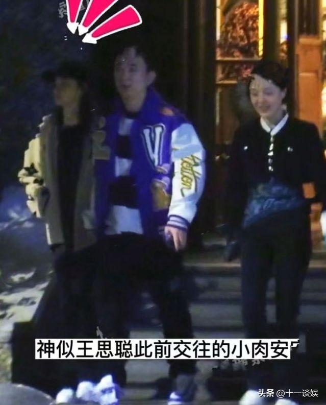 王思聪携俩美女聚餐，与00后女友十指紧扣，对方神似网红小肉安