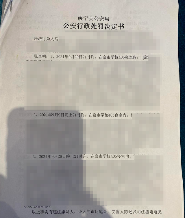 她被学姐们扇近60下耳光，全身多处烫伤！曾获过不少奖的孩子，为何会成为霸凌者？