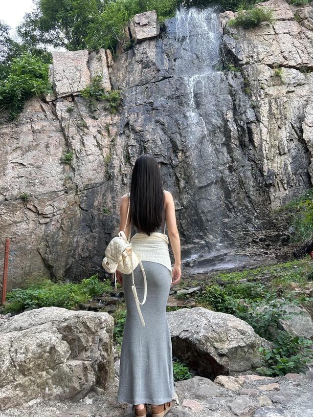 高山与绿水间，偶遇好身材美女