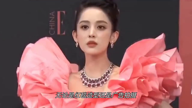 古力娜扎也太美了，穿修身长裙拍广告，谁看了不心动？