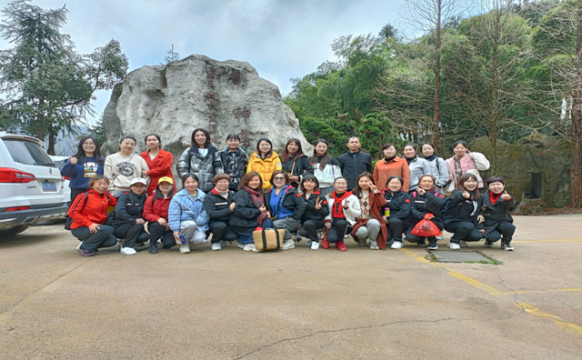 人间最美三月天 巾帼携手绽芳华——武宁协和学校工会组织女教师开展踏春登山活动