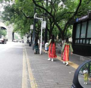 美女古城(西安街头悄然兴起的汉服美女给这座古城又平添几分古色古韵)