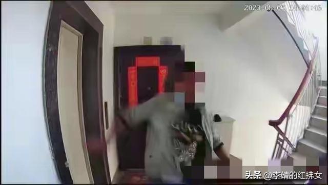 男子不满女友提分手，闯工位强脱女友裤子泄愤，警方：电话被打爆