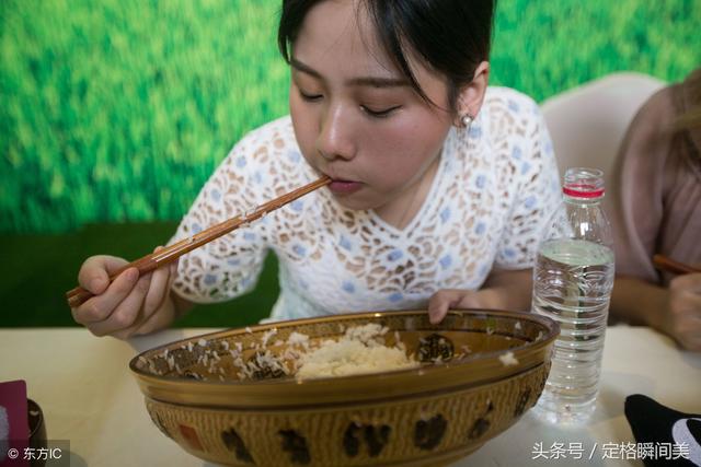 90后“能吃”的美女大胃王：一次能吃8斤白米饭 还喝两瓶矿泉水