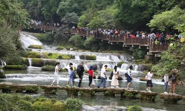 西安杀疯了！外国人突然暴增：欧洲女孩个个穿汉服，老外们太激动