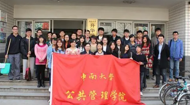 中南大学美女教授走红，颜值与才华并存，这才是学生的好榜样