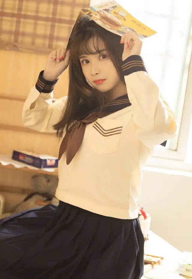 韩国美女主播制服(韩国制服美少女黑丝美腿私房自拍)