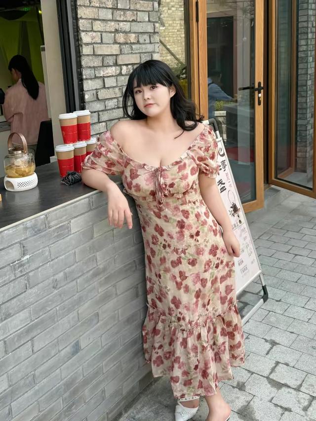 碎花裙美女冰淇淋店拍摄写真，感受夏日的清新魅力！