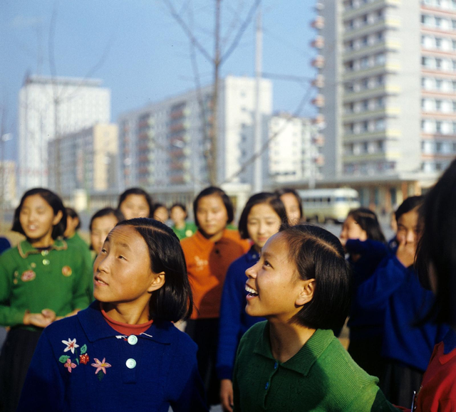 卑鄙龌龊老照片：青楼女子妖娆多姿，妇女露胸喂奶被孩子撕扯衣服