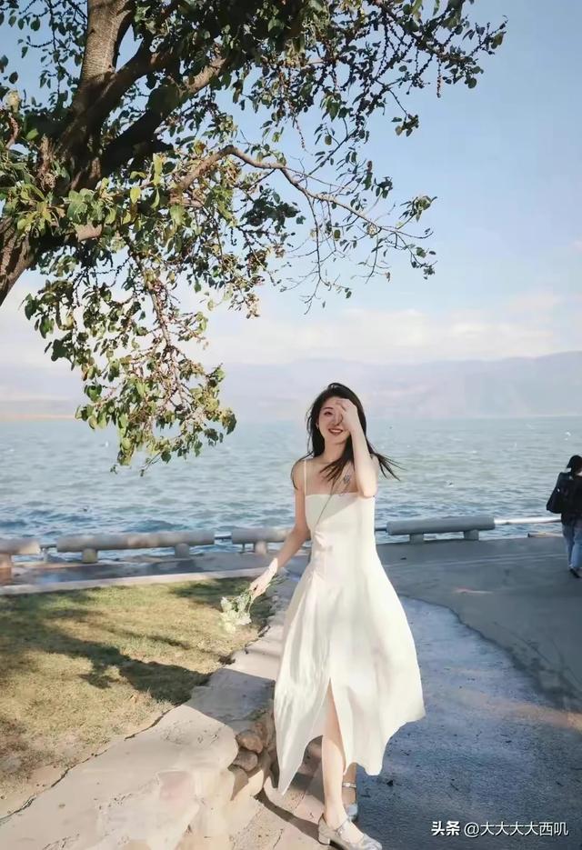 午后白裙美女海边写真