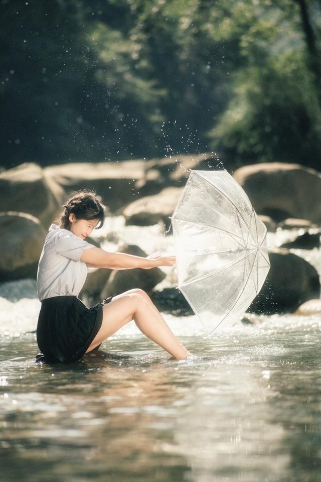 山间里面的清凉写真，穿泰国校服的小姐姐表现力十足