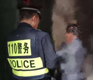 摸美女奶奶(狗血男子酒后突然摸前女友胸部被打至头破血流)