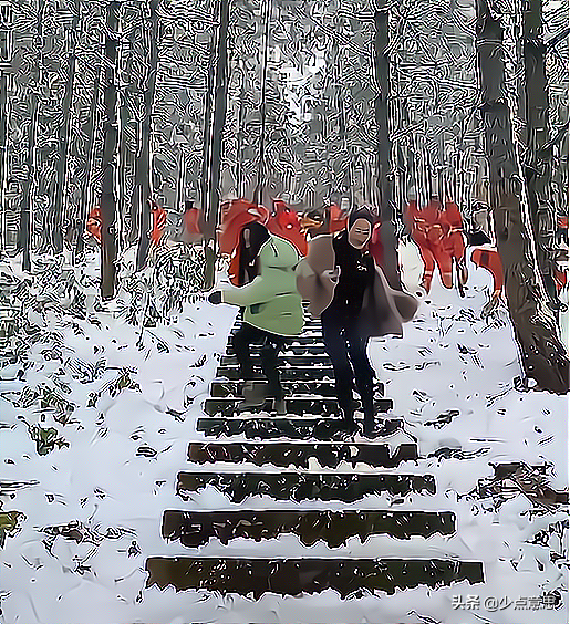 “我们是美女啊！”女游客邀请消防员打雪仗，结果被打得屁滚尿流