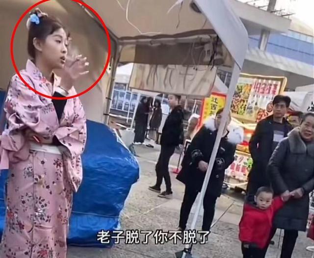 美女闹市身穿和服滋扰生事，其身份被扒，一细节令人更加愤怒