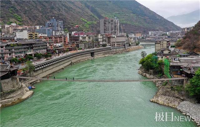 极目中国万里行｜红军“借门板”飞夺泸定桥，90后藏族姑娘向游客讲述当年往事