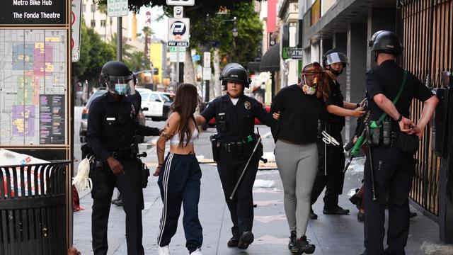 因违反宵禁被捕，美国洛杉矶数十名女性被警方袭胸乱摸，无人受罚