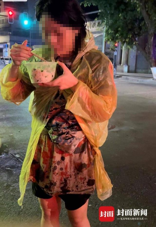 面容姣好女子深夜流浪街头称想当美女主播，邻居：她或有精神疾病