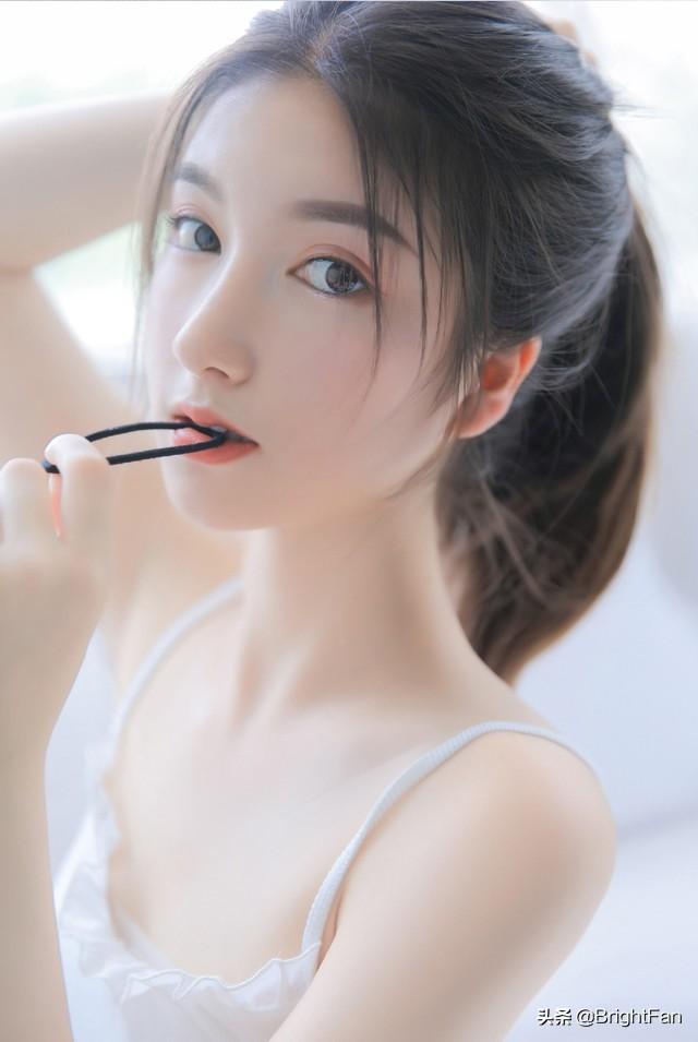 牛奶肌极品美女吊带衫夏日清爽性感唯美写真图片