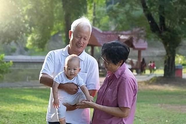 我们单位有个丰乳翘臀的美少妇，大概34岁，自我感觉良好