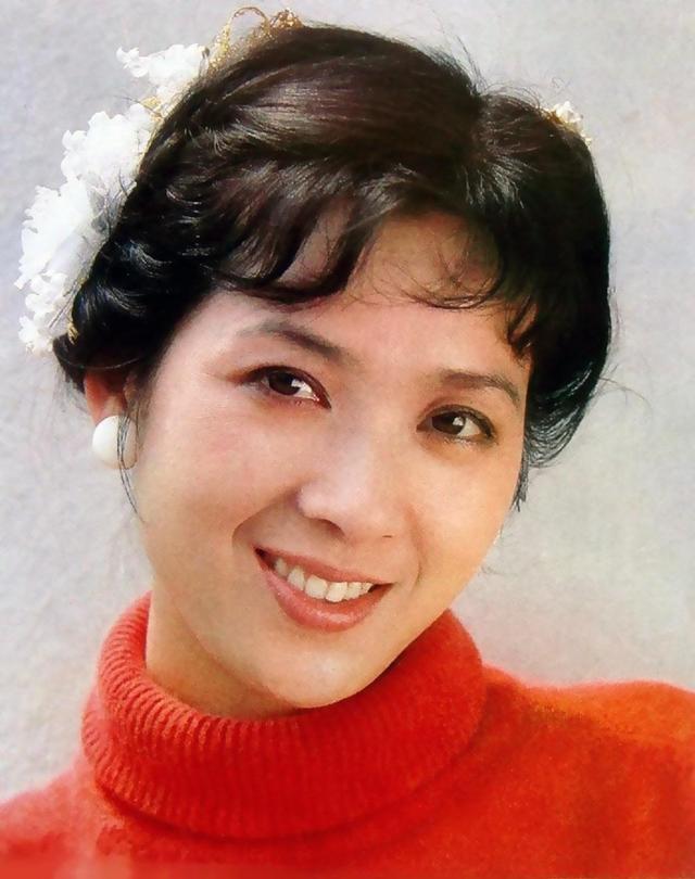 80年代美女龚雪：为了爱情放弃事业嫁到美国，67岁风采依旧