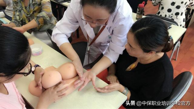 催乳产康班开班啦，我们的美女老师正在手把手授课中